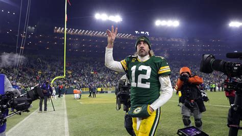 Packers vs Vikings: Green Bay crushes Minnesota 37 .